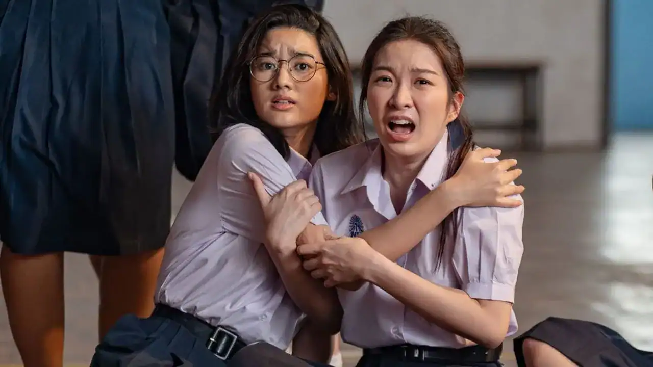 nữ sinh Jin đối mặt với hậu quả của bạo lực học đường và cuộc chiến chống lại ác linh Bussaba, thể hiện sự dằn vặt nội tâm