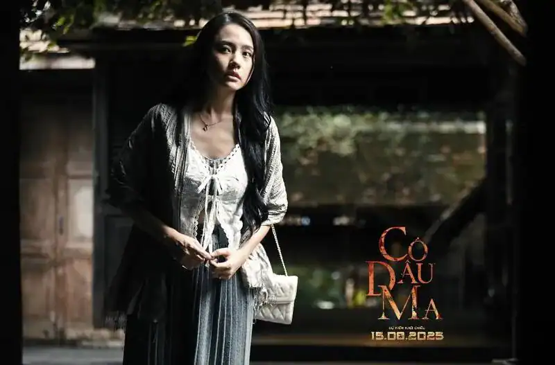 Yến (Rima Thanh Vy) trong trang phục truyền thống Thái Lan, bối cảnh gia đình chồng giàu có trong phim Cô Dâu Ma