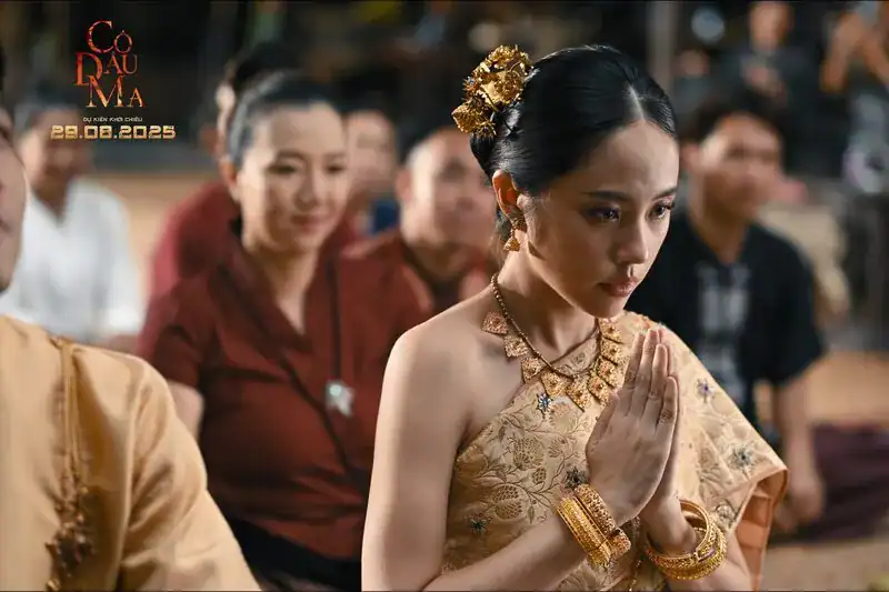 Chiếc áo cưới truyền thống Thái Lan lộng lẫy nhưng ẩn chứa bí ẩn trong phim Cô Dâu Ma