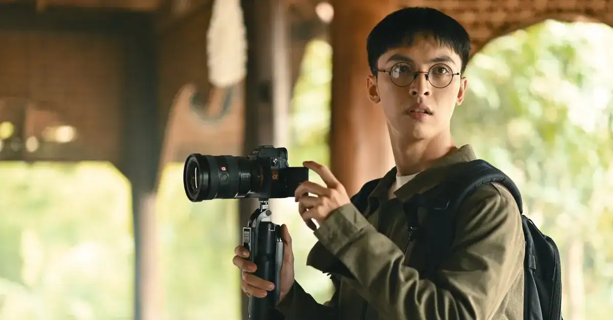 Công Dương trong vai Hoàng, một nhân vật phụ trong phim kinh dị Cô Dâu Ma, đứng cạnh Yến