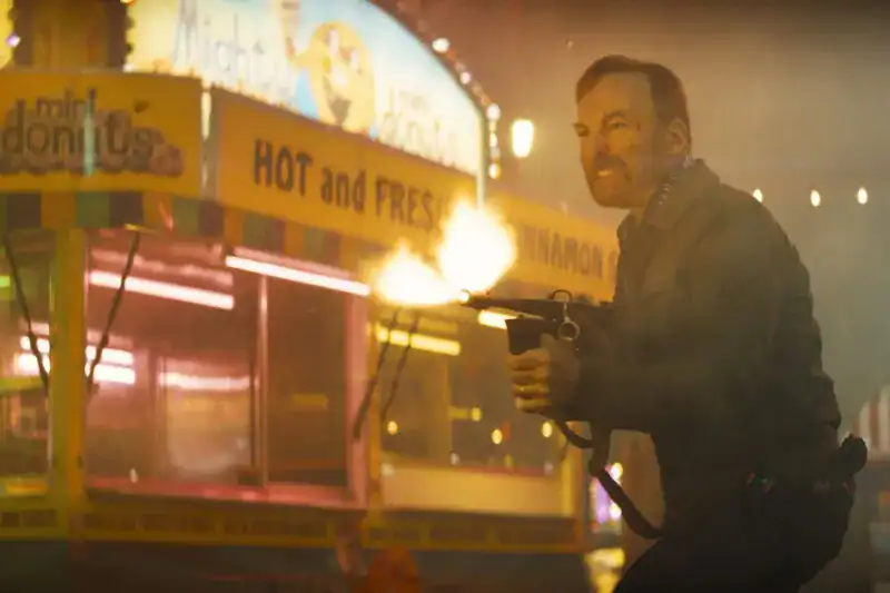 Bob Odenkirk thể hiện các pha hành động độc đáo, tàn bạo và đầy chất hài đen trong Kẻ Vô Danh 2.