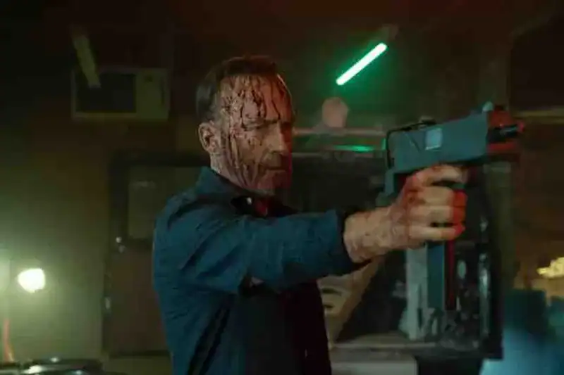 Bob Odenkirk trong vai Hutch Mansell, thể hiện sự pha trộn tinh tế giữa sự hài hước và bản năng sát thủ tàn nhẫn.