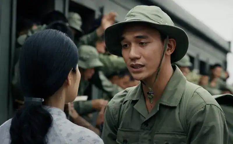 Nhân vật Cường, một sinh viên Hà Nội trẻ tuổi tình nguyện ra chiến trường Quảng Trị, là trung tâm của câu chuyện cảm động trong &quot;Mưa Đỏ&quot;.