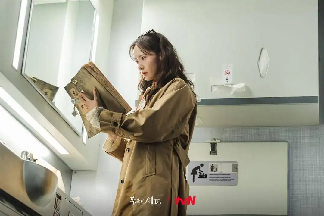 Yeon Ji Yeong (Yoona) với cuốn sách cổ, khởi nguồn cho chuyến hành trình xuyên không đầy bất ngờ