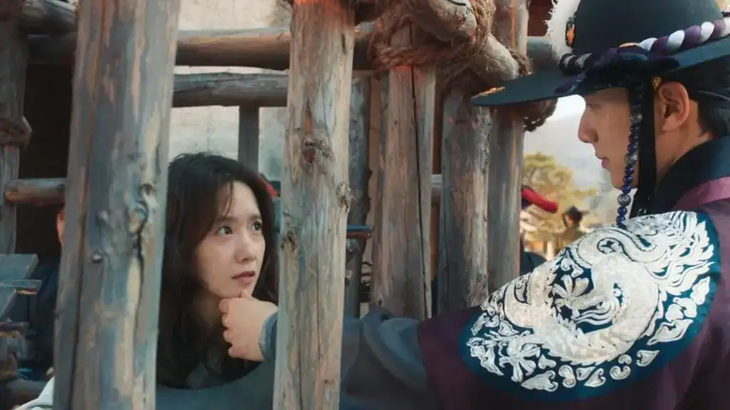 Nữ đầu bếp Ji Yeong (Yoona) với biểu cảm hài hước khi đối mặt với bạo chúa Joseon