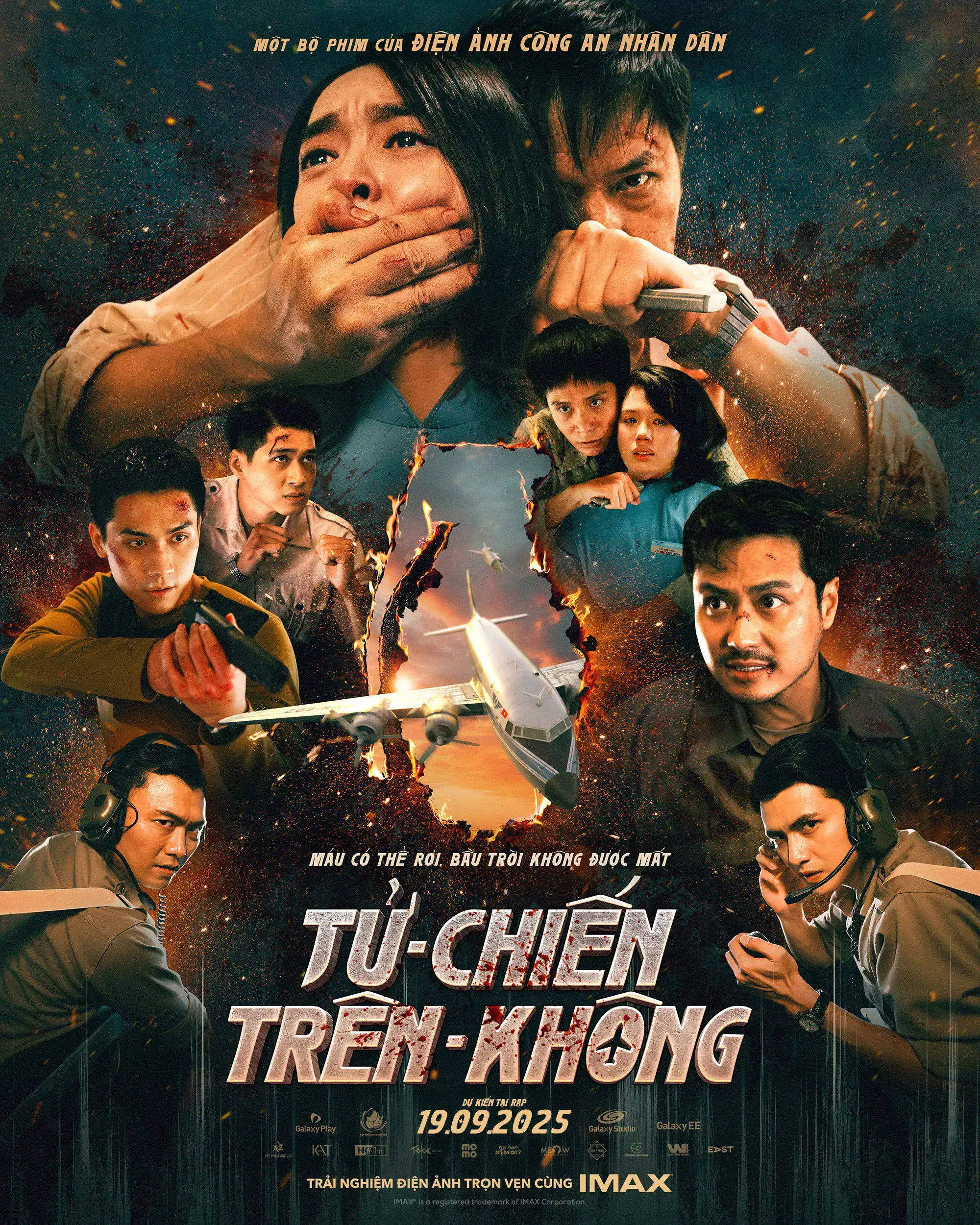 Poster chính thức phim hành động Việt Nam Tử Chiến Trên Không với hình ảnh máy bay và các nhân vật chủ chốt