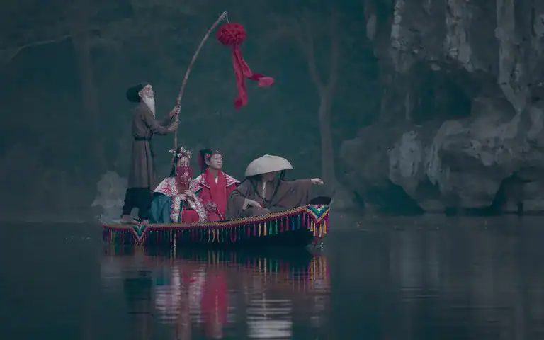Cảnh đưa dâu đầu phim với không khí âm u, báo hiệu những điều không lành tại nhà họ Vũ