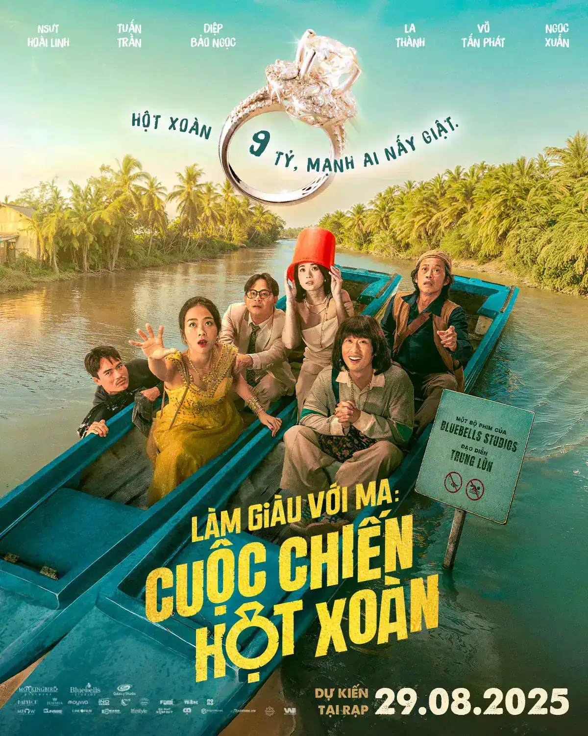 Poster chính thức của phim Làm Giàu Với Ma 2: Cuộc Chiến Hột Xoàn, thể hiện dàn diễn viên chính trong bối cảnh hài hước, kịch tính, hứa hẹn một cuộc phiêu lưu kịch tính.
