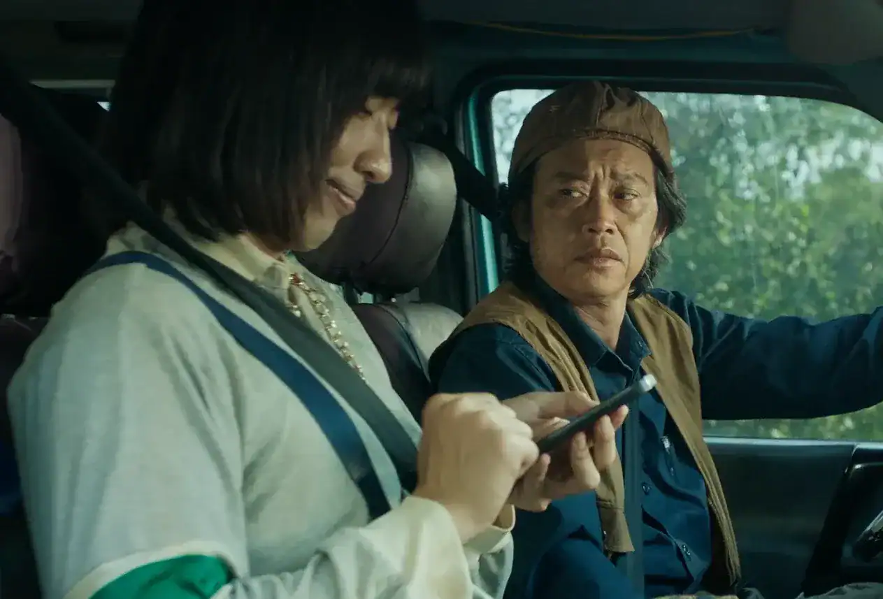 Diễn viên Tuấn Trần trong vai Gọn và NSƯT Hoài Linh trong vai ông Nháy, hai nhân vật trung tâm tạo nên những tình huống hài hước và cảm động trong phim Làm Giàu Với Ma 2.