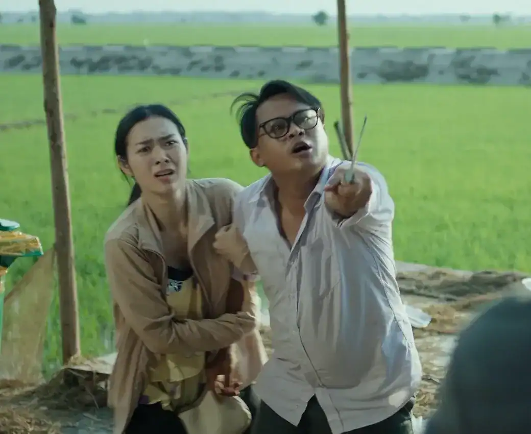 Diệp Bảo Ngọc và La Thành trong vai Tiền và Đáng, cặp đôi với những toan tính riêng biệt, góp phần tạo nên kịch tính cho cuộc chiến hột xoàn trong phim hài Làm Giàu Với Ma 2.