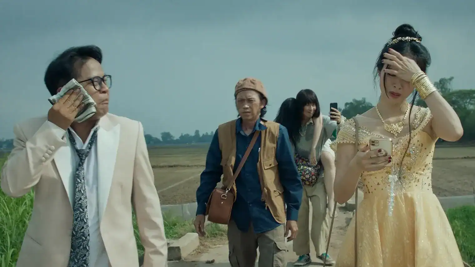 Nhóm 5 người xa lạ cùng nhau thực hiện nhiệm vụ đưa xác nghệ sĩ Anh Thư về quê, mở ra hành trình đầy thử thách và tiếng cười trong Làm Giàu Với Ma 2.