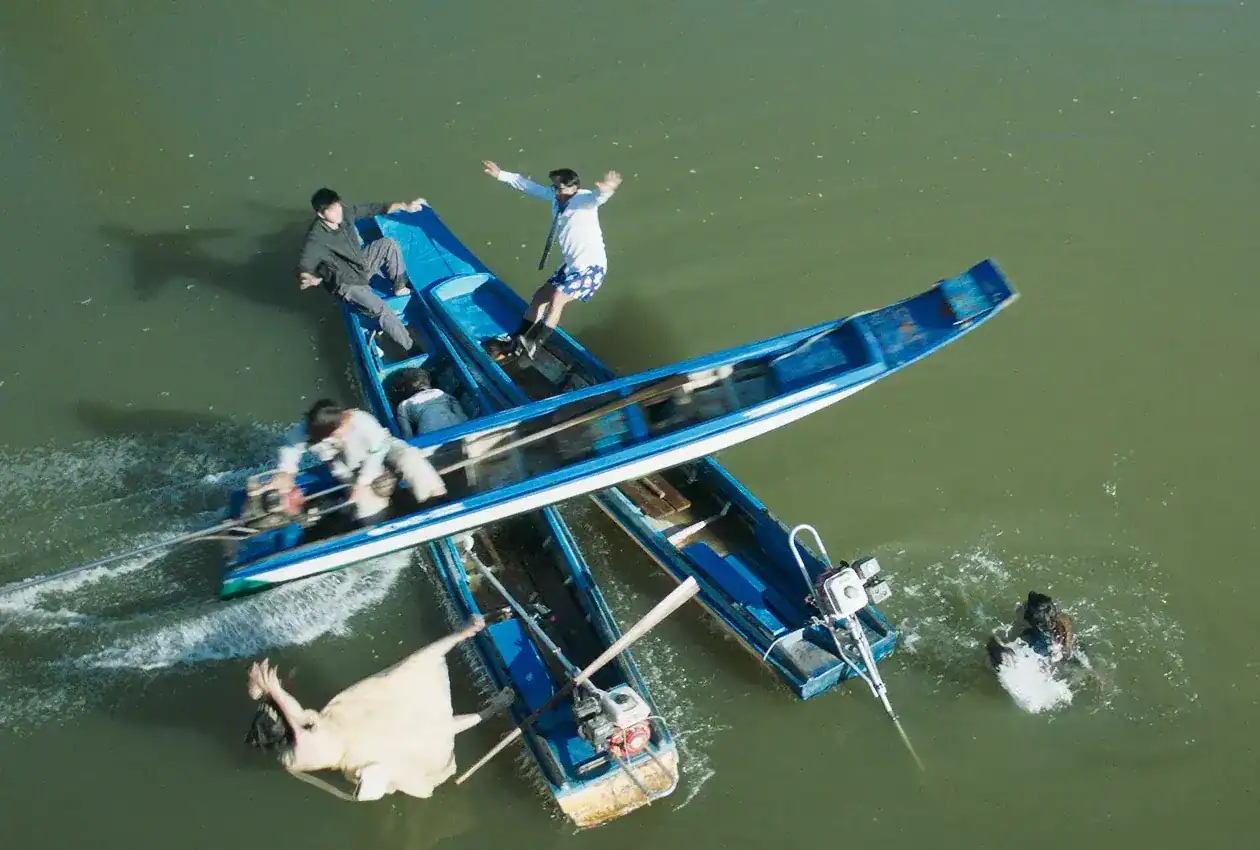 Cảnh tượng các nhân vật trong phim Làm Giàu Với Ma 2 đấu đá, tranh giành chiếc nhẫn hột xoàn 9 tỷ, thể hiện cao trào của cuộc phiêu lưu hài hước, kịch tính.