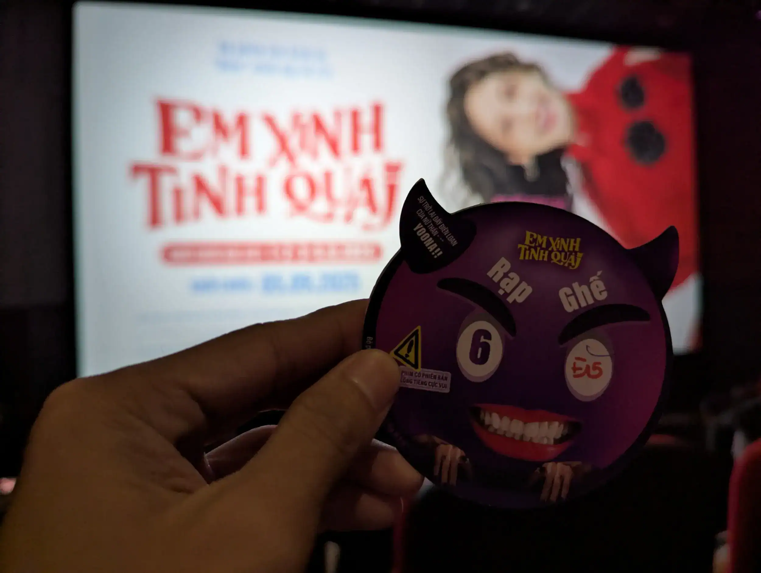 Một tấm vé xem phim Pretty Crazy, đại diện cho trải nghiệm điện ảnh đa chiều mà bộ phim mang lại, đôi khi còn gây tranh cãi về nhịp độ và sự pha trộn thể loại.