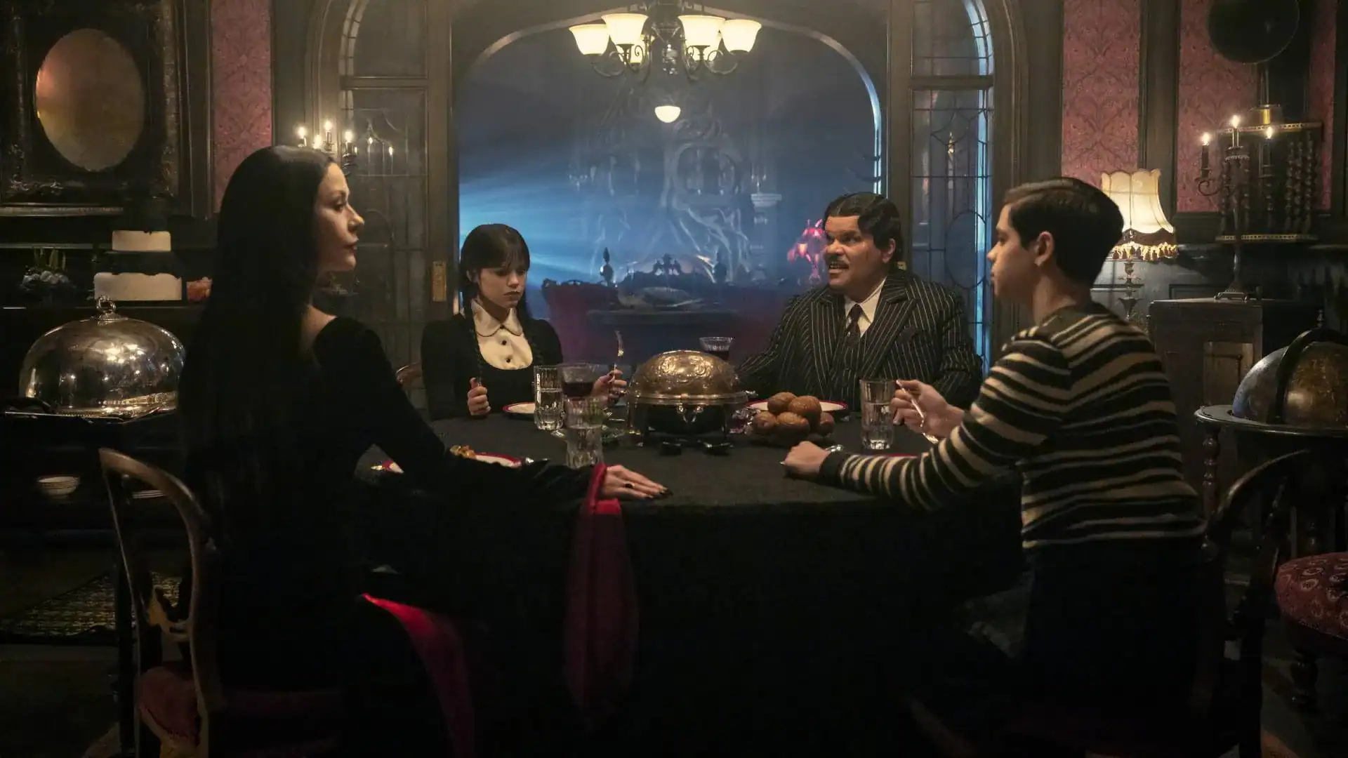 Tim Burton quả không làm khán giả thất vọng với phong cách Gothic đặc trưng