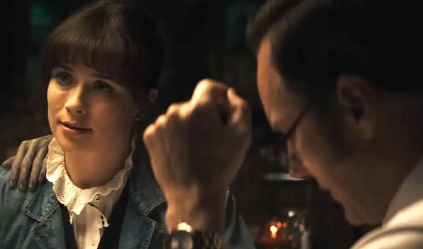 Bầu không khí căng thẳng, tĩnh mịch trước một cú jump-scare bất ngờ trong phim The Conjuring 4, tối ưu hóa trải nghiệm kinh dị cho khán giả.